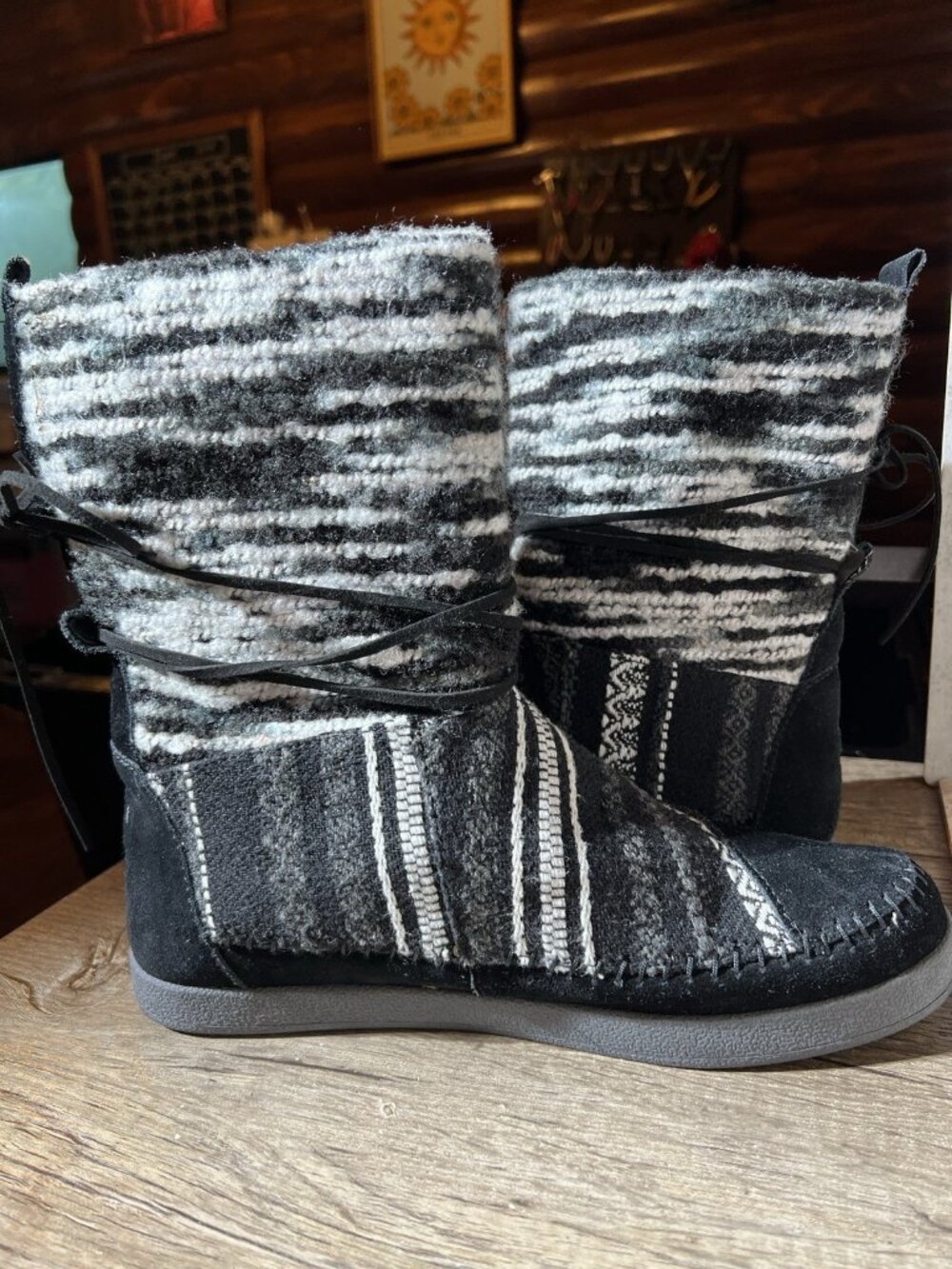 TOMS Nepal Women’s Size 10 Black White Gray Knit Moccasin Wrap Boots - Picture 5 of 9